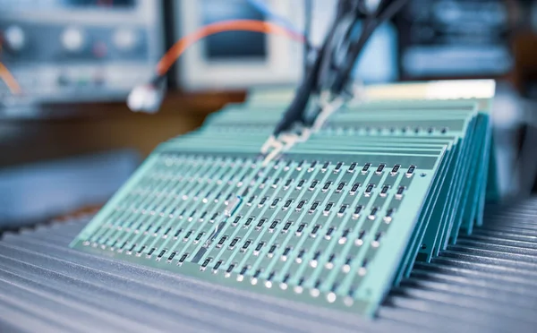 Вид сбоку с крупным планом панели резисторов SMD — стоковое фото