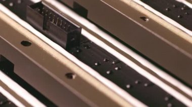 Bir bağlantı bileşeninin kaydırıcı görüntüsü ve atölye laboratuvarında büyük yeşil bir mikro devre