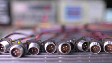 Kaydırıcı, bujiler için bulanık metal soketlerin videosunu çekti