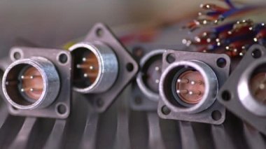 Kaydırıcı, bujiler için bulanık metal soketlerin videosunu çekti