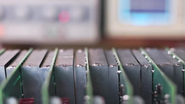 Slider shot de componentes metálicos y microcircuitos en laboratorio de taller — Vídeo de stock