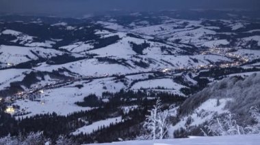 Karpat Dağları 'nda kış zamanında gece köyü çöktü