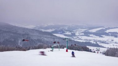 Kayak kaldırma, kayakçılar ve snowboardcular, Carpatian dağlarında tatil, zaman aşımı