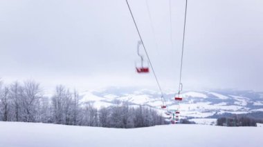 Kayak kaldırma, kayakçılar ve snowboardcular, Carpatian dağlarında tatil, zaman aşımı