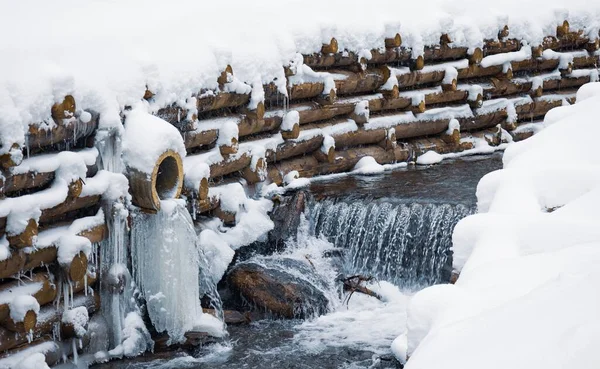 Small Wall Small Logs Encloses Small Mountain Stream Waterfalls Winter — Stock Photo, Image