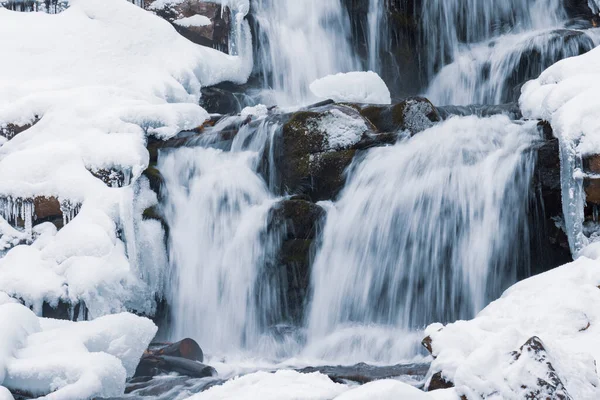 Маленький Горный Водопад Ледяной Водой Среди Мокрых Камней Покрытых Белым — стоковое фото