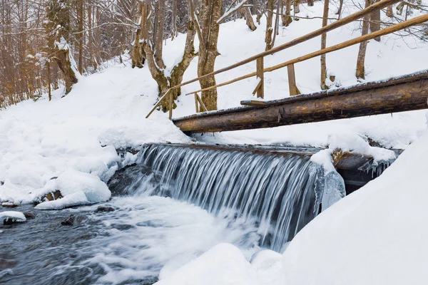 Kleine Holzbrücke Über Einen Kalten Gebirgsbach Einem Winterlichen Waldtal Den — Stockfoto