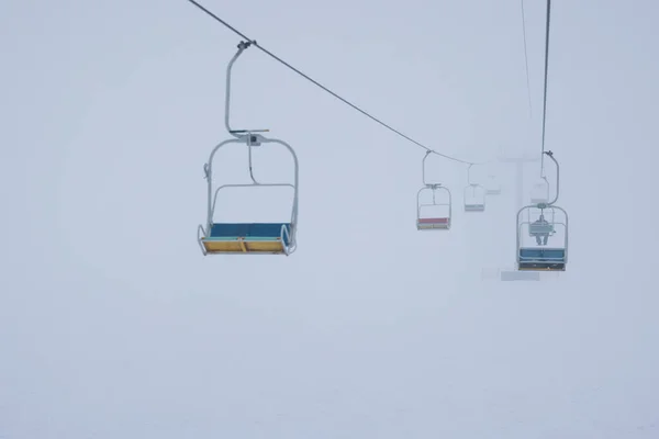 Kabelbanen Hangen Aan Kabels Een Stil Skigebied Tegen Een Mistige — Stockfoto