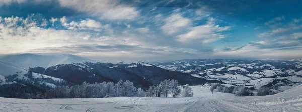 Utsikt Över Den Fantastiska Vinter Panorama Över Snöiga Sluttningar Och — Stockfoto