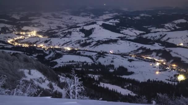 Aldeia noturna no lapso de tempo de inverno nas montanhas dos Cárpatos — Vídeo de Stock