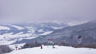 Kayak kaldırma, kayakçılar ve snowboardcular, Carpatian dağlarında tatil, zaman aşımı