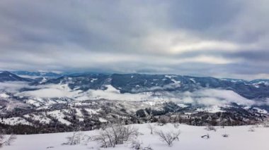 Dağlarda güçlü bir kar fırtınası