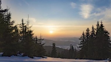 Kış dağında günbatımı süresi doluyor