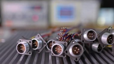 Kaydırıcı, bujiler için bulanık metal soketlerin videosunu çekti