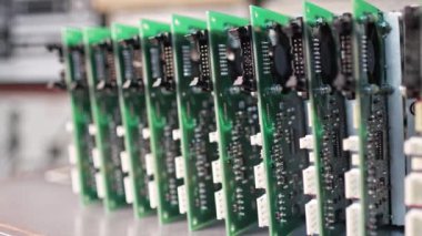 Atölyedeki metal bileşenlerin ve mikro devrelerin sürgülü görüntüsü.