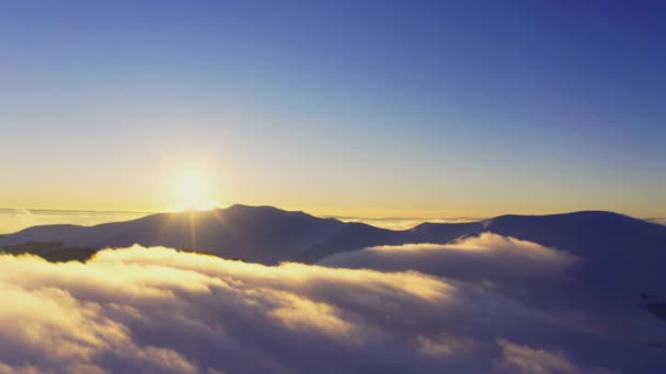 Maravillosa vista del extraordinario valle nublado y la puesta de sol naranja brillante — Vídeos de Stock