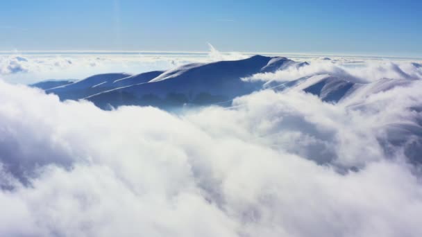 Una straordinaria valle di montagna ricoperta di soffici nuvole al tramonto invernale — Video Stock
