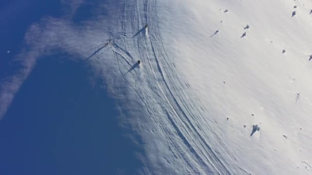 Rychlý muž na sněžném skútru jede na opuštěném svahu zasněžené hory při jasném západu slunce — Stock video