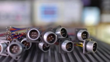 Kaydırıcı, bujiler için bulanık metal soketlerin videosunu çekti