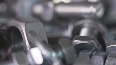 Kaydırıcı, krom cıvata ve fındıkları kaotik düzende endüstriyel arka planda çekti