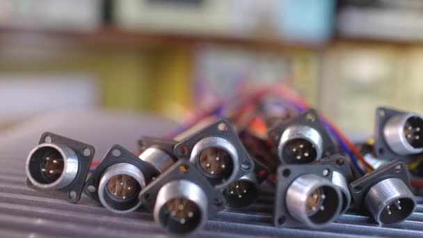 Slider shot video van wazige metalen stopcontacten voor stekkers — Stockvideo