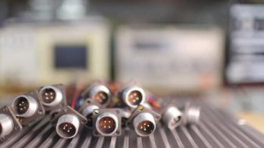 Kaydırıcı, bujiler için bulanık metal soketlerin videosunu çekti