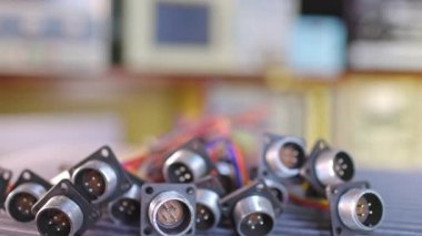 Kaydırıcı, bujiler için bulanık metal soketlerin videosunu çekti