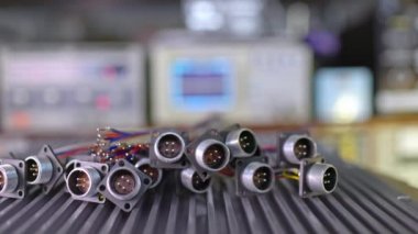 Kaydırıcı, bujiler için bulanık metal soketlerin videosunu çekti