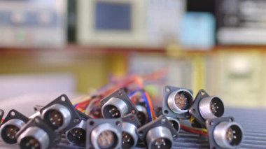 Kaydırıcı, bujiler için bulanık metal soketlerin videosunu çekti