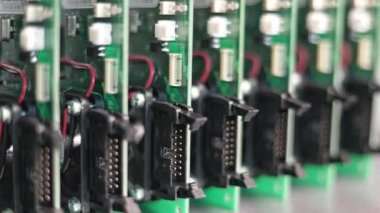 Atölyedeki metal bileşenlerin ve mikro devrelerin sürgülü görüntüsü.