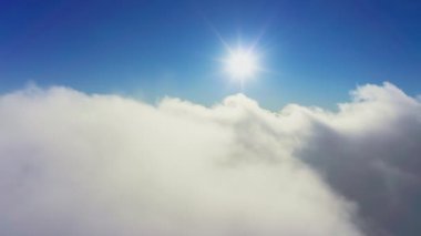 Olağanüstü bulutlu vadi ve parlak turuncu gün batımı manzarası