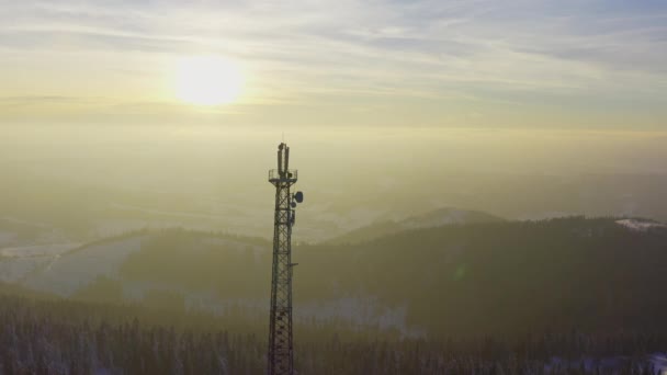 Voando sobre a torre de comunicações de rádio, neve de montanha coberto paisagem de inverno. — Vídeo de Stock