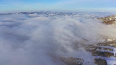 Olağanüstü bulutlu vadi ve parlak turuncu gün batımı manzarası
