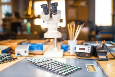 Modern mikroskop, LED ışık göstergeleri paneli üretimde