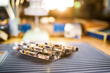 Yakın çekim elektrik yeşil gömülü mikro devreler üretimde