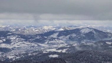 Dağlarda güçlü bir kar fırtınası
