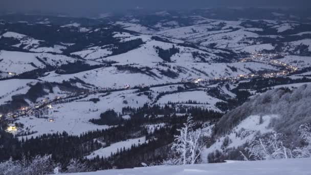 Aldeia noturna no lapso de tempo de inverno nas montanhas dos Cárpatos — Vídeo de Stock