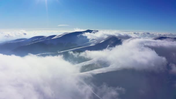Um extraordinário vale de montanha coberto com nuvens fofas no pôr-do-sol de inverno — Vídeo de Stock