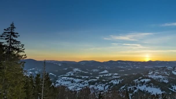 日の出に見る冬の山のタイムラプス — ストック動画