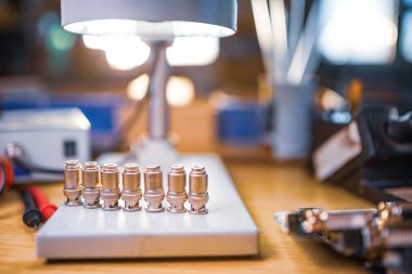 Modern mikroskop, konnektör bileşeni ve atölye laboratuvarında büyük yeşil mikro devre