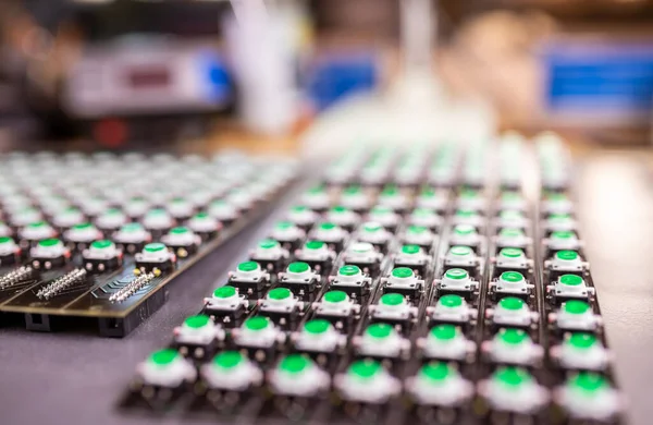 Panelen av LED-ljusindikatorer är i produktion — Stockfoto