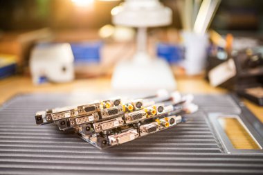 Yakın çekim elektrik yeşil gömülü mikro devreler üretimde