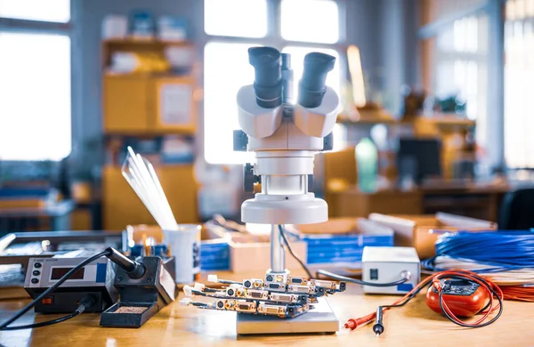 Сучасний мікроскоп, електронні компоненти в науковій лабораторії — стокове фото