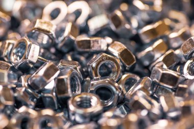 Birkaç küçük parlak fındık yavaşça gümüş kaplamalı masaüstüne düşüyor, 4X yavaş çekim