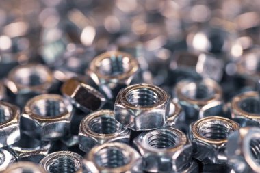 Kaotik bir sırayla yakın plan metal krom fındıklar. Bağlayıcılar ve inşaat konuları için arka plan konsepti. Yedek parça konseptini onar