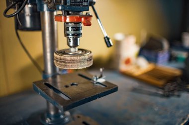 Bir çilingirin iş yerinde sondaj makinesi