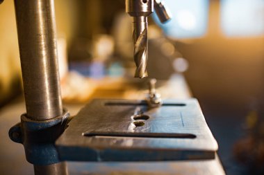 Bir çilingirin iş yerinde sondaj makinesi