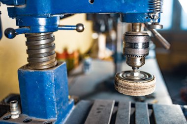 Bir çilingirin iş yerinde sondaj makinesi