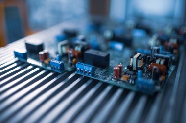 Mikro devreler ve bileşenler, süper modern askeri bilgisayar ve casus ekipmanı üretimi sırasında metal plakalarda yatar. Gizli askeri fabrika kavramı