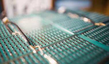 Otomatik ısıtma sistemi üretiminde bir SMD direnç panelinin yakın görüntüsü yer almaktadır. Sanayi ve stratejik amaçlar için endüstriyel ekipman üretimi kavramı